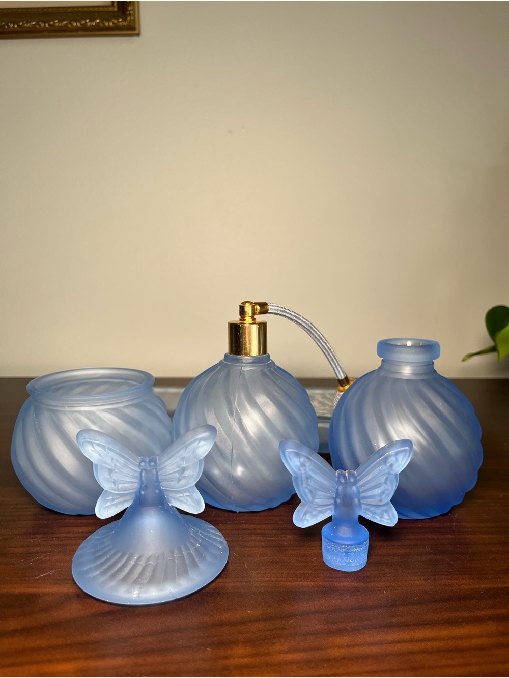 Vtg Vanity Set Frosted Glass Butterfly β’ Perfume Atomizer Powder Jar Hollywood - Picture 9 of 15